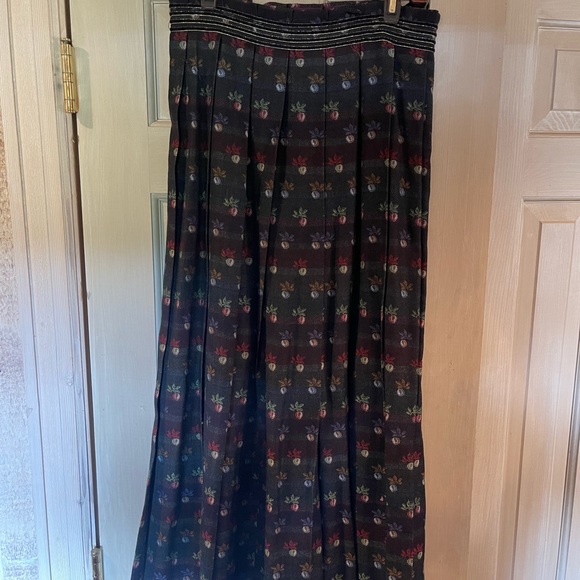 Gorgeous midi length vintage Cullinane Size 10 patterned skirt. - Picture 2 of 7